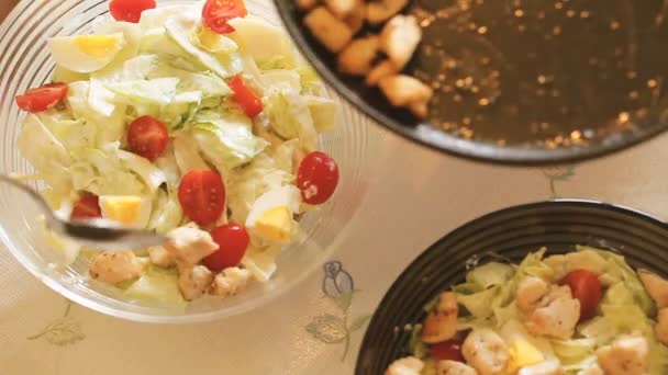 Caesar salades thuis — Stockvideo