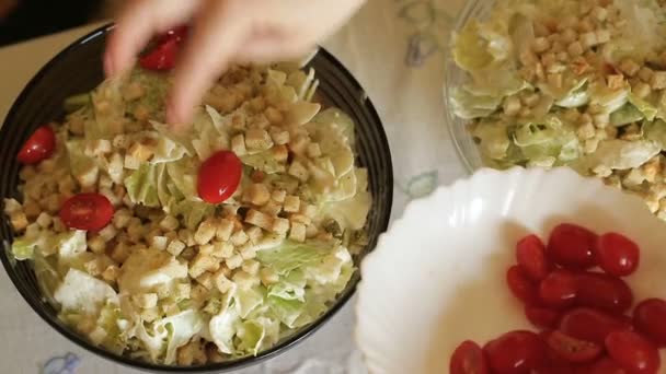 Caesar salades thuis — Stockvideo