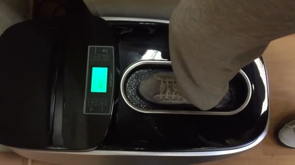 Machine pour mettre des couvre-chaussures — Video