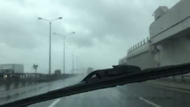 Conducir un coche durante el tiempo lluvioso — Vídeos de Stock