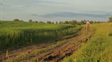 Genç kız açık havada Bisiklet