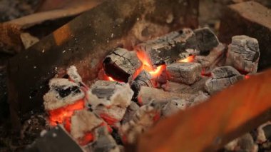 kömürlerin yaşıyorum. sıcak kömürleri yakın çekim