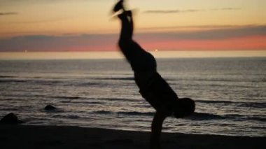 Gün batımında sahilde dans