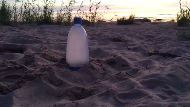 Plastikflasche explodiert — Stockvideo