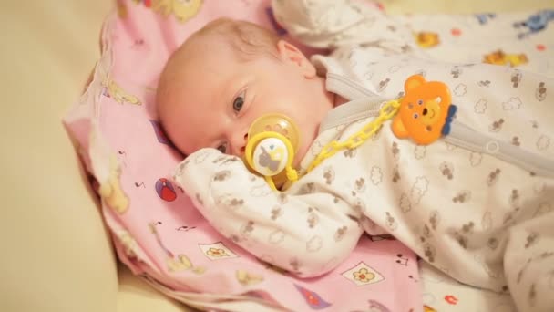 Baby met fopspeen in zijn mond — Stockvideo