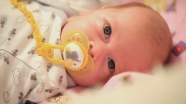 Bebek emziği ağzında ile