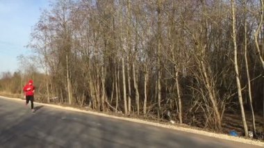 Durak saatine bakar ve daha sonra ishal daha fazla ısıtır sonra atlet çalışır.