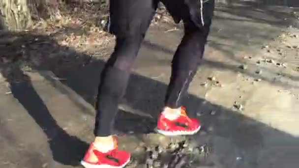 Legs of the athlete run a camera follows them. — Stock Video