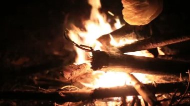 ormanda gece şenlik ateşi