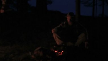 Hikayeler gece yangın kampında yanında