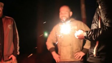 çocuklar kamp gece havai fişekleri ile