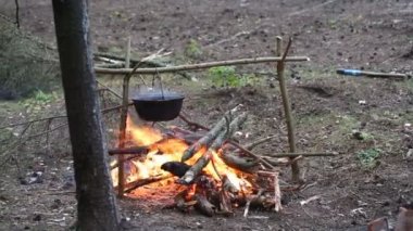 Kavanozda çorba pişiriyorum.