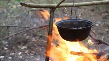 Kavanozda çorba pişiriyorum.