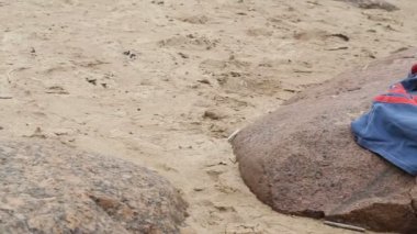 giysileri plaj kıyısında