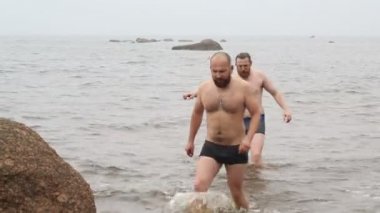 çocuklar gölde yüzüyor