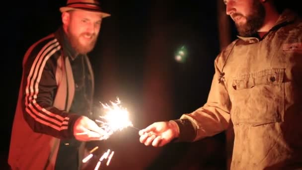 Chicos con bengalas en la noche del campamento — Vídeos de Stock