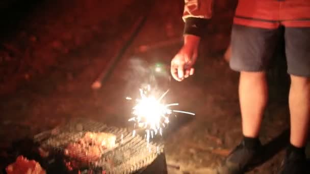 Gars avec des étincelles dans la nuit de camp — Video