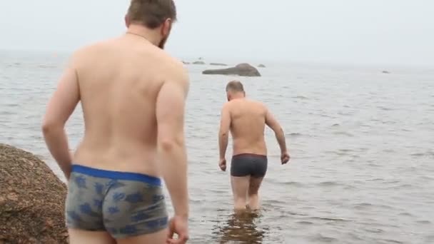 Os rapazes estão a nadar no lago. — Vídeo de Stock