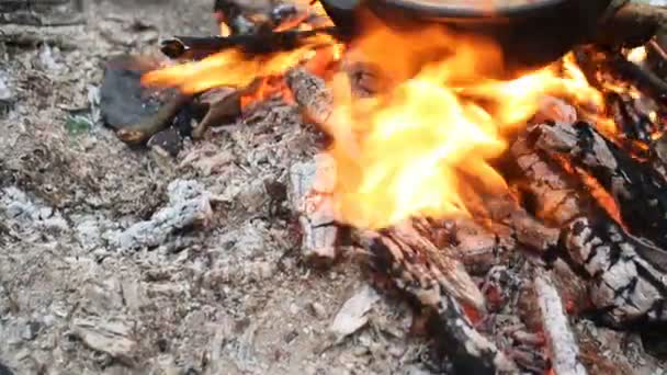 Cuisson de la soupe dans une casserole sur le feu