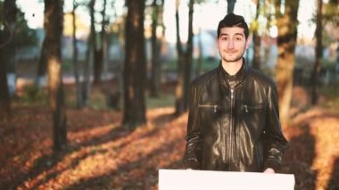 Adam parkta bir afiş.