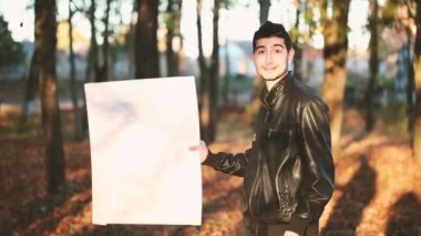 Adam parkta bir afiş.