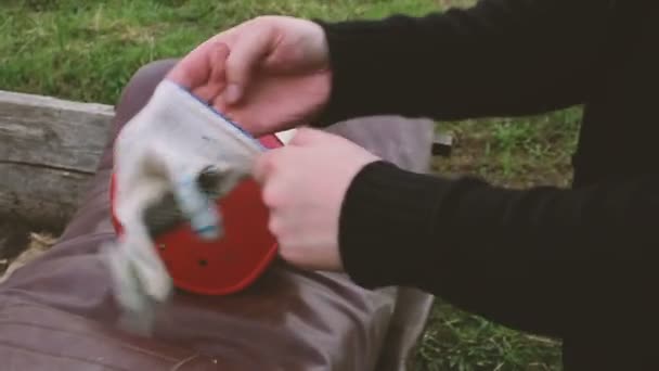 Man zetten op oude lap handschoenen. — Stockvideo