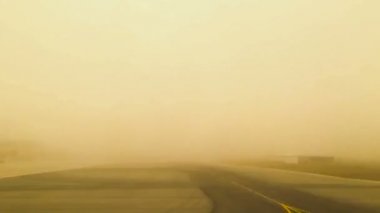 Larnaca Havaalanı kalkış sırasında bir kum fırtınası Pov