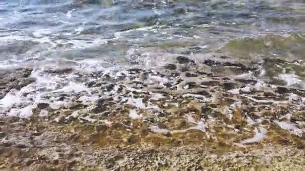 Taşlar ve dalgalar Ayia Napa Kıbrıs — Stok video