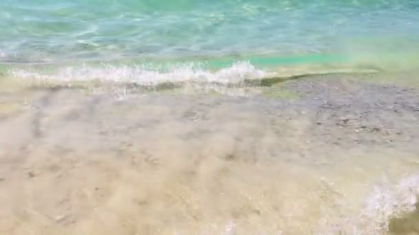 Ondas e areia na praia closeup . — Vídeo de Stock