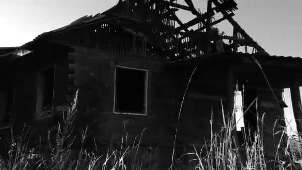 Asustada vieja casa encantada quemada . — Vídeos de Stock