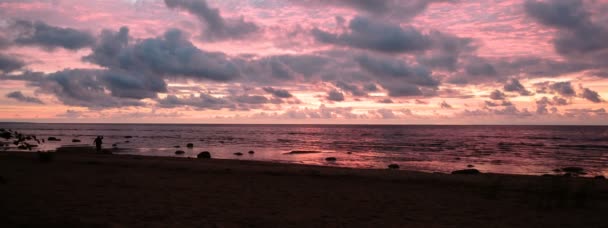 Όμορφο ηλιοβασίλεμα στην παραλία — Αρχείο Βίντεο