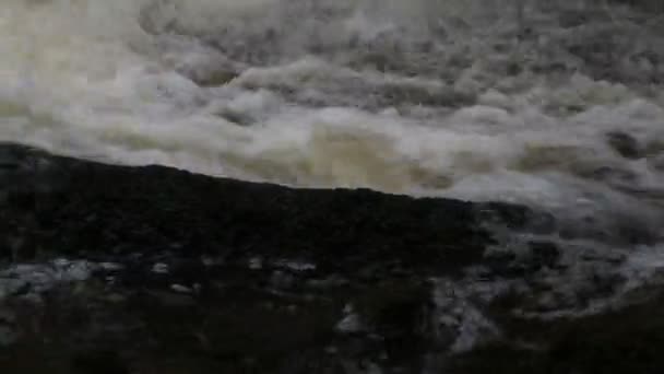 Erős áram a vízesés közelében — Stock videók