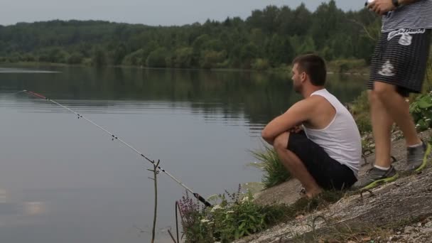 Twee vrienden op een visreis frisdrank drinken en praten — Stockvideo