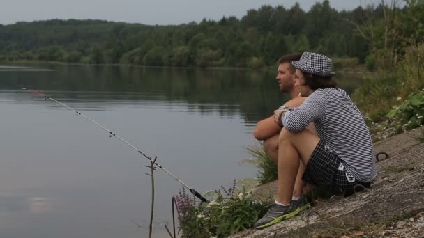 Dos amigos en un viaje de pesca beber refrescos y hablar — Vídeos de Stock