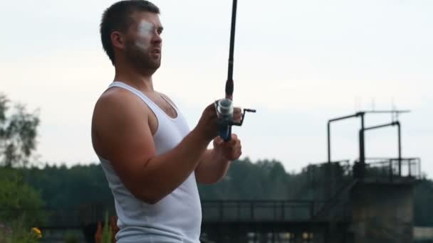 Pescador lanza una caña de pescar — Vídeos de Stock