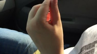 Tırnakların bir arabada kız trim yakın çekim