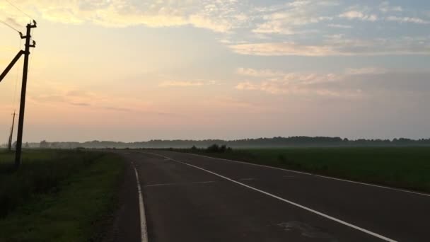 Dorp weg 's avonds bij zonsondergang — Stockvideo