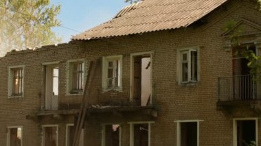 Ekskavatör binanın çatı yok eder.