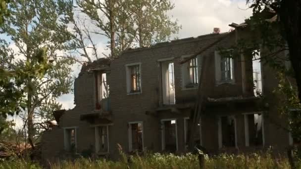 Puertas de almacén cubiertas de hierba abandonadas — Vídeo de stock