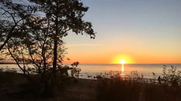 上湖间隔拍摄美丽的日落 — 图库视频影像