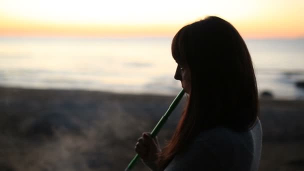 Mujer joven fuma una cachimba al aire libre — Vídeo de stock