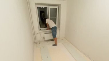 Yeni bir yatak bir boş beyaz oda timelapse içinde inşa