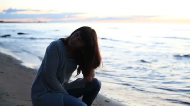 Menina bonita jovem posando na praia à noite — Vídeo de Stock