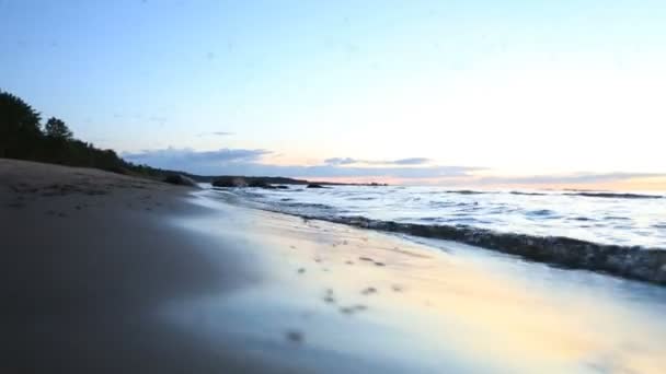 Paseo nocturno por la playa — Vídeos de Stock