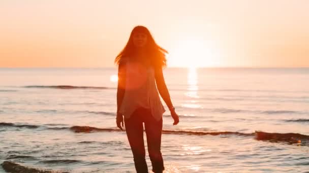 Schöne Mädchen posiert im Meer bei Sonnenuntergang — Stockvideo