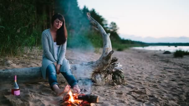 Chica solitaria sentada cerca del campamento de bomberos — Vídeos de Stock