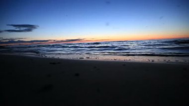 Güneş battıktan sonra sahilde