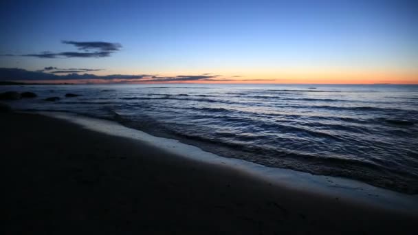 Na praia depois do pôr-do-sol — Vídeo de Stock