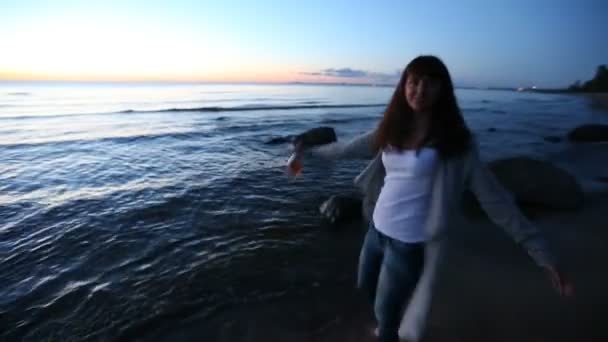 Livsstil av flickan på stranden efter solnedgången — Stockvideo