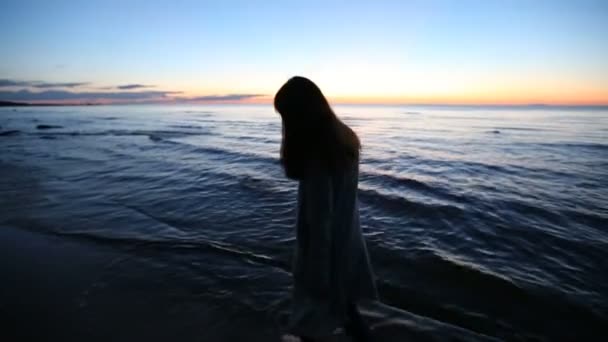 Estilo de vida de la chica en la playa después del atardecer — Vídeo de stock